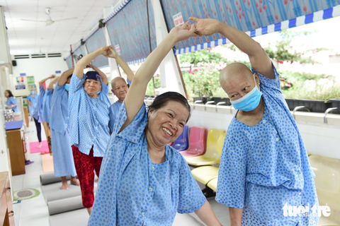 Mang trong mình căn bệnh khắc nghiệt các bệnh nhân cùng nhau tập yoga, vui cười vượt qua những cơn đau Mang trong mình căn bệnh khắc nghiệt các bệnh nhân cùng nhau tập yoga, vui cười vượt qua những cơn đau