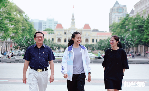 Bou Samnang (giữa) và hai nhà báo Campuchia tham quan TP.HCM chiều 17-6 - Ảnh: Duyên Phan Bou Samnang (giữa) và hai nhà báo Campuchia tham quan TP.HCM chiều 17-6 - Ảnh: DUYÊN PHAN