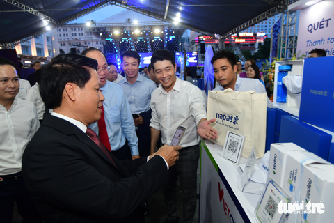 Phó thống đốc Ngân hàng Nhà nước trải nghiệm thanh toán tại lễ hội Không tiền mặt - Cashless town - Ảnh: QUANG ĐỊNH Phó thống đốc Ngân hàng Nhà nước trải nghiệm thanh toán tại lễ hội Không tiền mặt - Cashless town - Ảnh: QUANG ĐỊNH