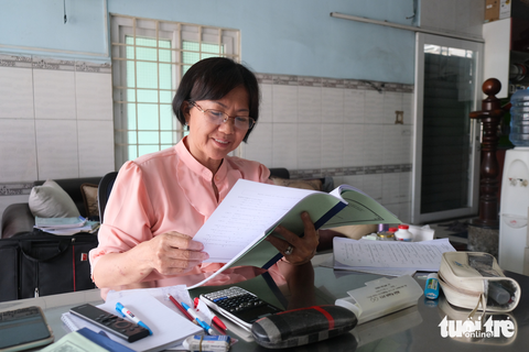 Thí sinh 64 tuổi chuẩn bị thi tốt nghiệp THPT - Ảnh 1. Thí sinh 64 tuổi chuẩn bị thi tốt nghiệp THPT - Ảnh 1.
