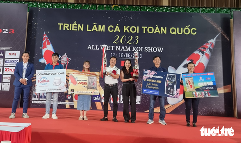 Gần 600 con cá koi tham gia cuộc thi ‘hoa hậu’ cá koi - Ảnh 7. Gần 600 con cá koi tham gia cuộc thi ‘hoa hậu’ cá koi - Ảnh 7.