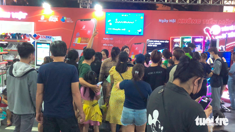 Hàng ngàn du khách đổ về lễ hội Không tiền mặt đêm cuối - Ảnh 1. Hàng ngàn du khách đổ về lễ hội Không tiền mặt đêm cuối - Ảnh 1.