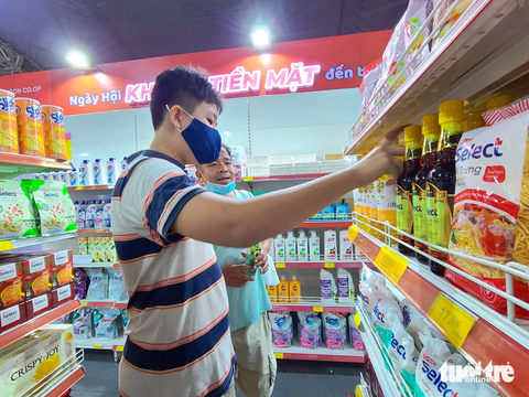 Hàng ngàn du khách đổ về lễ hội Không tiền mặt đêm cuối - Ảnh 2. Hàng ngàn du khách đổ về lễ hội Không tiền mặt đêm cuối - Ảnh 2.