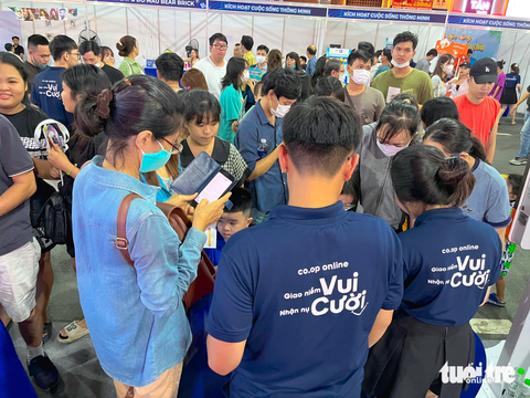 Hàng ngàn du khách đổ về lễ hội Không tiền mặt đêm cuối - Ảnh 4. Hàng ngàn du khách đổ về lễ hội Không tiền mặt đêm cuối - Ảnh 4.