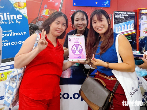 Hàng ngàn du khách đổ về lễ hội Không tiền mặt đêm cuối - Ảnh 7. Hàng ngàn du khách đổ về lễ hội Không tiền mặt đêm cuối - Ảnh 7.
