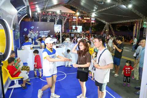 Lễ hội Không tiền mặt: Khách dồn dập đến gần nửa đêm - Ảnh 2. Lễ hội Không tiền mặt: Khách dồn dập đến gần nửa đêm - Ảnh 2.