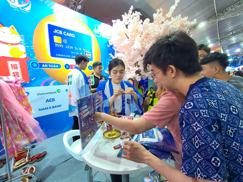 Lễ hội Không tiền mặt: Khách dồn dập đến gần nửa đêm - Ảnh 3. Lễ hội Không tiền mặt: Khách dồn dập đến gần nửa đêm - Ảnh 3.