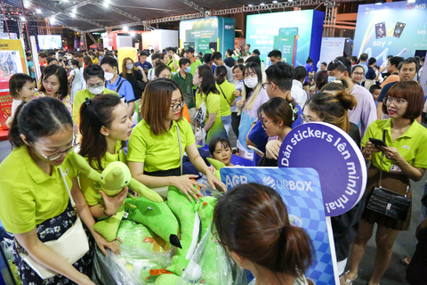 Lễ hội Không tiền mặt: Khách dồn dập đến gần nửa đêm - Ảnh 4. Lễ hội Không tiền mặt: Khách dồn dập đến gần nửa đêm - Ảnh 4.