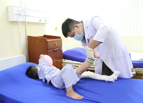 Bé trai 3 tuổi gãy xương đùi do bị cuốn vào quạt nuôi tôm - Ảnh 1. Bé trai 3 tuổi gãy xương đùi do bị cuốn vào quạt nuôi tôm - Ảnh 1.
