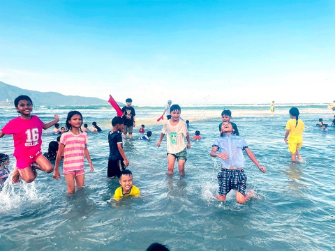Chuyến đi diệu kỳ của những đứa trẻ trên núi cao - Ảnh 1. Chuyến đi diệu kỳ của những đứa trẻ trên núi cao - Ảnh 1.