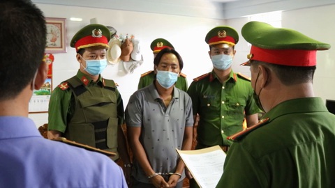 Thay kiểm sát viên giữ quyền công tố do bị tố nhận tiền chạy án - Ảnh 1. Thay kiểm sát viên giữ quyền công tố do bị tố nhận tiền chạy án - Ảnh 1.