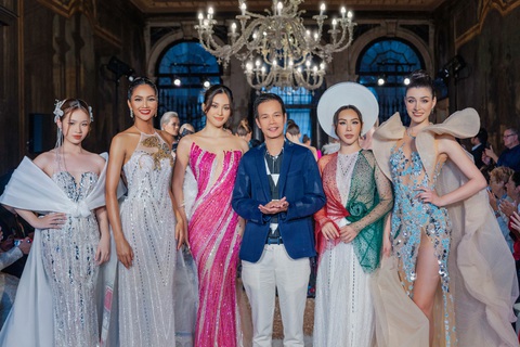 Hoa hậu Ý mặc áo dài tôn vinh Việt Nam trong show Hoàng Hải ở Venice - Ảnh 7. Hoa hậu Ý mặc áo dài tôn vinh Việt Nam trong show Hoàng Hải ở Venice - Ảnh 7.