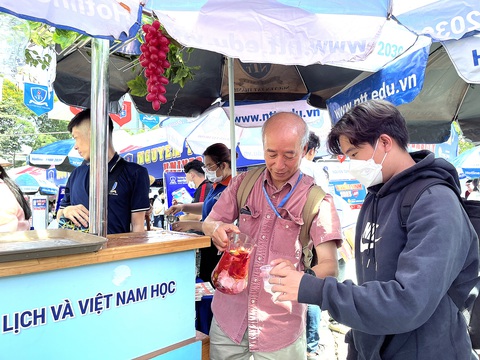 Nhiều hoạt động thú vị, bổ ích diễn ra tại các gian tư vấn. Trong ảnh: PGS.TS Vũ Quang Hào, trưởng khoa truyền thông sáng tạo Trường ĐH Nguyễn Tất Thành, vừa tư vấn vừa phục vụ học sinh nước trái cây miễn phí tại Ngày hội tư vấn tuyển sinh - hướng nghiệp 2023 - Ảnh: N.HUY Nhiều hoạt động thú vị, bổ ích diễn ra tại các gian tư vấn. Trong ảnh: PGS.TS Vũ Quang Hào, trưởng khoa truyền thông sáng tạo Trường ĐH Nguyễn Tất Thành, vừa tư vấn vừa phục vụ học sinh nước trái cây miễn phí tại Ngày hội tư vấn tuyển sinh - hướng nghiệp 2023 - Ảnh: N.HUY