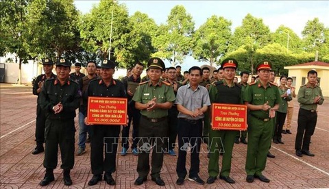 Vụ tấn công tại Đắk Lắk: Khen thưởng lực lượng công an nỗ lực truy bắt các đối tượng - Ảnh 1. Khen thưởng cán bộ, chiến sĩ Công an huyện Cư Kuin và Phòng Cảnh sát cơ động (Công an tỉnh Đắk Lắk) trong đấu tranh, truy bắt các đối tượng nguy hiểm - Ảnh: TTXVN