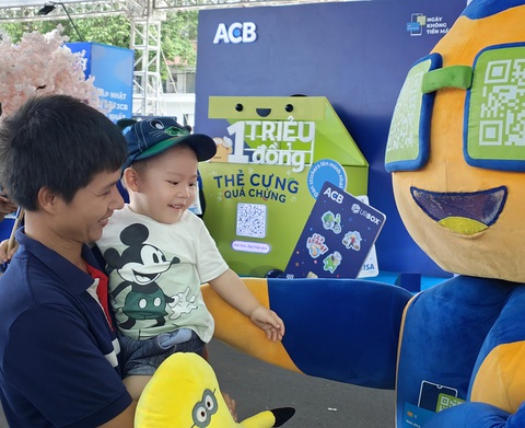 Cha con chơi đùa tại lễ hội Không tiền mặt - Cashless Town sáng 18-6 - Ảnh: ĐỨC THIỆN Cha và con chơi đùa tại Lễ hội Không tiền mặt - Cashless Town sáng 18-6 - Ảnh: ĐỨC THIỆN