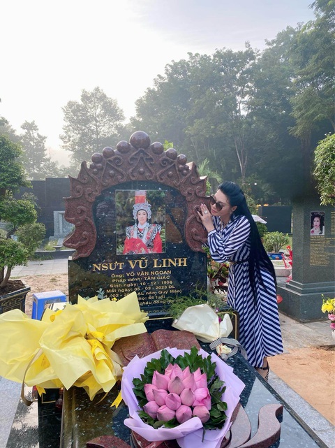 Tin tức giải trí ngày 18-6: Ngọc Huyền đến viếng mộ ‘người tình sân khấu’ Vũ Linh - Ảnh 2. Tin tức giải trí ngày 18-6: Ngọc Huyền đến viếng mộ ‘người tình sân khấu’ Vũ Linh - Ảnh 2.