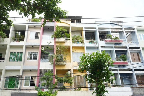 Dãy căn hộ có chiều ngang khiêm tốn nằm trên đường Khuông Việt, quận Tân Phú, TP.HCM - Ảnh: HỮU HẠNH Dãy căn hộ có chiều ngang khiêm tốn nằm trên đường Khuông Việt, quận Tân Phú, TP.HCM - Ảnh: HỮU HẠNH
