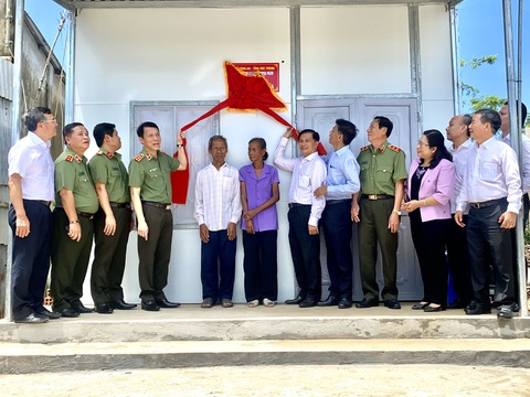 Bộ Công an xây 1.200 căn nhà cho người nghèo ở Sóc Trăng - Ảnh 1. Bộ Công an xây 1.200 căn nhà cho người nghèo ở Sóc Trăng - Ảnh 1.