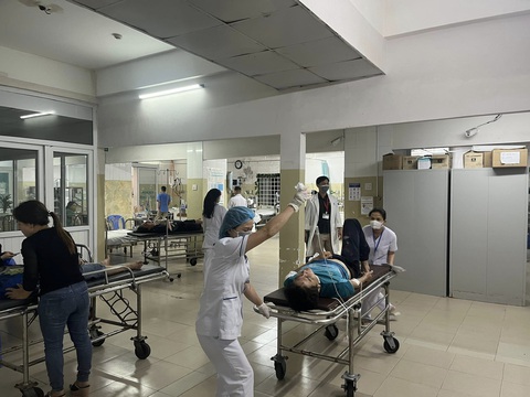 2 xe khách tông nhau, 2 người chết, 9 người bị thương - Ảnh 2. 2 xe khách tông nhau, 2 người chết, 9 người bị thương - Ảnh 2.
