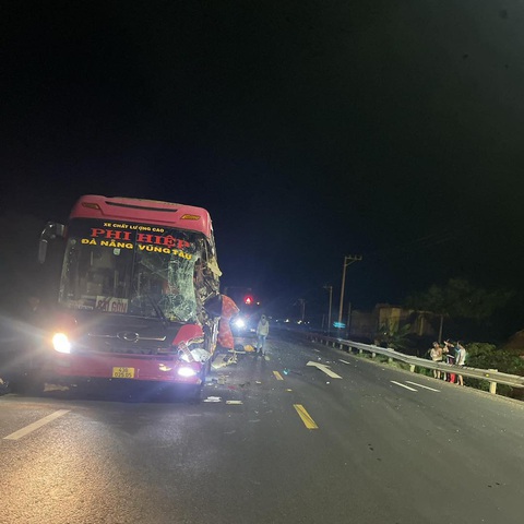 2 xe khách tông nhau, 2 người chết, 9 người bị thương - Ảnh 1. 2 xe khách tông nhau, 2 người chết, 9 người bị thương - Ảnh 1.