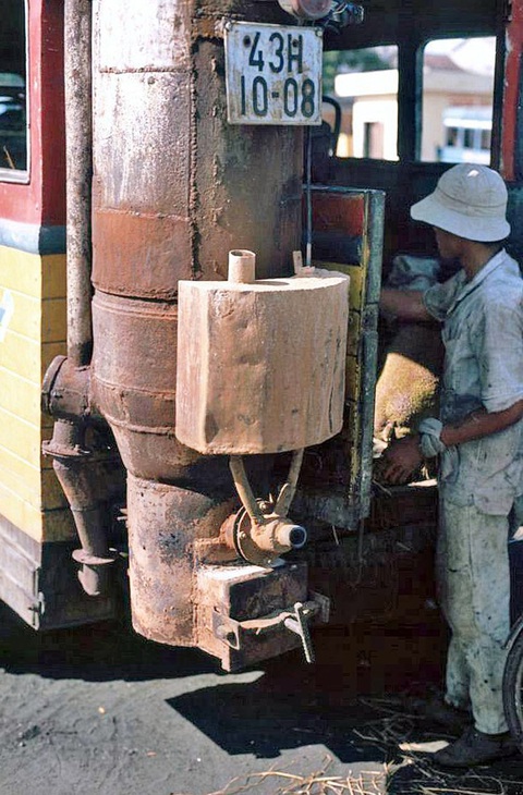 Anh lơ xe luôn phải chịu vất vả, nóng nực với xe than ngày ấy - Ảnh tư liệu Anh lơ xe luôn phải chịu vất vả, nóng nực với xe than ngày ấy - Ảnh tư liệu