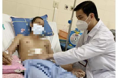 Mới hơn 10 tuổi đã bị ung thư đại trực tràng di truyền - Ảnh 1. Bác sĩ Hà Hải Nam thăm khám cho bệnh nhân - Ảnh: BSCC