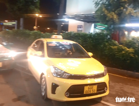 Đạt lái taxi vào khu vực đón khách tại ga trong nước sân bay Tân Sơn Nhất vào tối 17-5 - Ảnh: Cắt từ video Đạt lái taxi vào khu vực đón khách tại ga trong nước sân bay Tân Sơn Nhất vào tối 17-5 - Ảnh: Cắt từ video