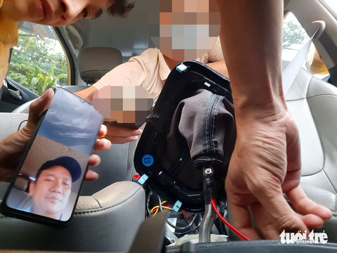 Đạt gọi video cho Minh trong lúc gắn thiết bị gian lận - Ảnh: Cắt từ video Đạt gọi video cho Minh trong lúc gắn thiết bị gian lận - Ảnh: Cắt từ video