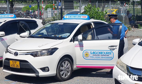 Sở GTVT TP.HCM chỉ đạo xử lý tài xế gian lận cước taxi ở sân bay - Ảnh 1. Sở GTVT TP.HCM chỉ đạo xử lý tài xế gian lận cước taxi ở sân bay - Ảnh 1.