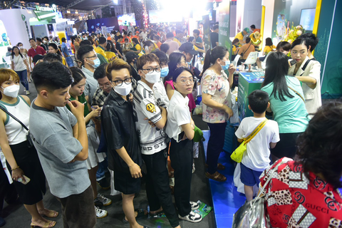 Lễ hội Không tiền mặt: Bất ngờ với chục nghìn lượt khách ghé quét QR uống cà phê, trà đào... - Ảnh 1. Lễ hội Không tiền mặt: Bất ngờ với chục nghìn lượt khách ghé quét QR uống cà phê, trà đào... - Ảnh 1.