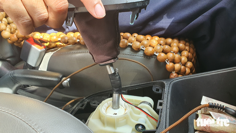 Kiểm tra chiếc taxi lắp công tắc gian lận tiền cước, chạy thử giá tăng gấp 10 lần - Ảnh 4. Kiểm tra chiếc taxi lắp công tắc gian lận tiền cước, chạy thử giá tăng gấp 10 lần - Ảnh 4.