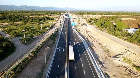 Cao tốc Vĩnh Hảo - Phan Thiết dài hơn 100km đi qua địa bàn tỉnh Bình Thuận - Ảnh: ĐỨC TRONG Cao tốc Vĩnh Hảo - Phan Thiết dài hơn 100km đi qua địa bàn tỉnh Bình Thuận - Ảnh: ĐỨC TRONG