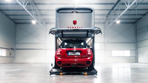 Nhà di động như du thuyền sang trọng: Mọi thứ đều được sưởi ấm, có cả garage để vừa xe Mercedes-Benz - Ảnh 4. Đúng như tên gọi, chiếc xe kiêm nhà di động có garage đủ chứa một chiếc ô tô dài tới 4m, như Mercedes 280SL Pagoda. Garage có đường ray để dễ dàng đưa ô tô vào. Thang máy thủy lực giúp nâng trần để chứa những chiếc xe cao hơn. Khi làm vậy, phòng ngủ nằm ngay bên trên cũng sẽ nâng lên tương ứng, nhưng vẫn là một không gian thư giãn thoải mái. Nếu muốn, gia chủ có thể độ thêm ổ điện nếu sở hữu một chiếc EV
