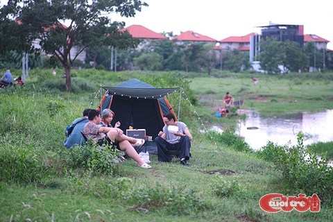 Bạn trẻ check-in, dựng lều cắm trại tại đảo Kim Cương - Ảnh 1. Bạn trẻ check-in, dựng lều cắm trại tại đảo Kim Cương - Ảnh 1.