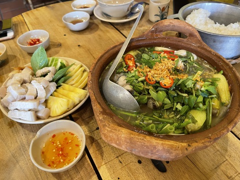 Thịt luộc chấm mắm tép và canh chua tại một quán cơm ở Phú QUốc - Ảnh: NHÃ XUÂN Thịt luộc chấm mắm tép và canh chua tại một quán cơm ở Phú Quốc - Ảnh: NHÃ XUÂN