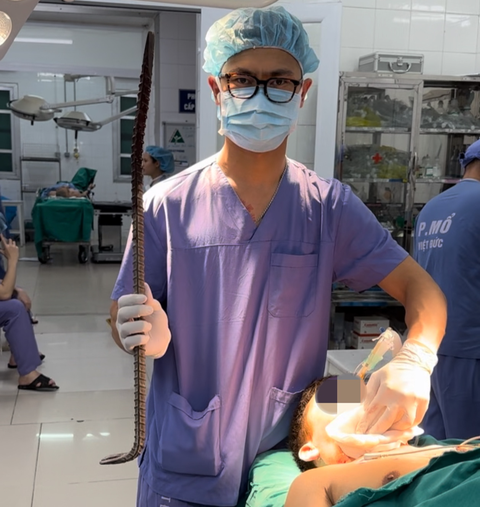 Cứu sống người đàn ông bị xà beng dài 90cm đâm xuyên cổ - Ảnh 1. Cứu sống người đàn ông bị xà beng dài 90cm đâm xuyên cổ - Ảnh 1.