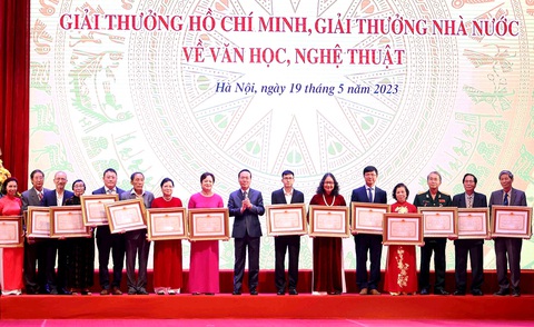 Chủ tịch nước Võ Văn Thưởng chụp ảnh chung với các tác giả và đại diện các tác giả nhận Giải thưởng Hồ Chí Minh vào ngày 19-5-2023 - Ảnh: N.KHÁNH Chủ tịch nước Võ Văn Thưởng chụp ảnh chung với các tác giả và đại diện các tác giả nhận Giải thưởng Hồ Chí Minh vào ngày 19-5-2023 - Ảnh: N.KHÁNH