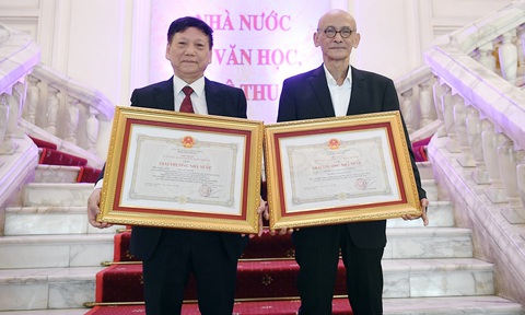 Hai anh em nhà văn Nguyễn Văn Thọ (phải) và đạo diễn Nguyễn Thước cùng nhận Giải thưởng Nhà nước vào ngày 19-5-2023 - Ảnh: NVCC Hai anh em nhà văn Nguyễn Văn Thọ (phải) và đạo diễn Nguyễn Thước cùng nhận Giải thưởng Nhà nước vào ngày 19-5-2023 - Ảnh: NVCC