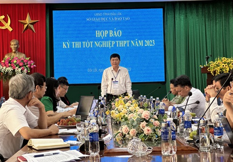 Đắk Lắk: Đảm bảo an ninh cao nhất cho thí sinh sau vụ tấn công UBND hai xã - Ảnh 1. Đắk Lắk: Đảm bảo an ninh cao nhất cho thí sinh sau vụ tấn công UBND hai xã - Ảnh 1.