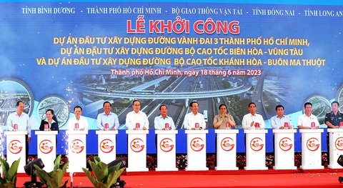 Thủ tướng Phạm Minh Chính cùng lãnh đạo các bộ ngành, địa phương bấm nút khởi công dự án vành đai 3 ở TP.HCM - Ảnh: CHÂU TUẤN Thủ tướng Phạm Minh Chính cùng lãnh đạo các bộ ngành, địa phương bấm nút khởi công dự án vành đai 3 ở TP.HCM - Ảnh: CHÂU TUẤN