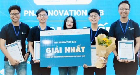 Lê Bá Quý (trái) cùng các thành viên WeShare nhận giải nhất chương trình Impact Entrepreneurship Bootcamp - Ảnh: NVCC Lê Bá Quý (trái) cùng các thành viên WeShare nhận giải nhất chương trình Impact Entrepreneurship Bootcamp - Ảnh: NVCC