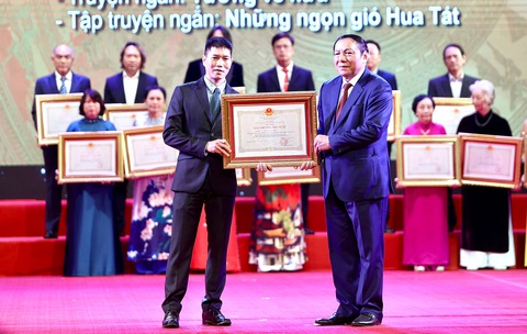 Con trai cố nhà văn Nguyễn Huy Thiệp (trái) nhận Giải thưởng Nhà nước cho cha mình - Ảnh: NGUYỄN KHÁNH Con trai cố nhà văn Nguyễn Huy Thiệp (trái) nhận Giải thưởng Nhà nước cho cha mình - Ảnh: NGUYỄN KHÁNH