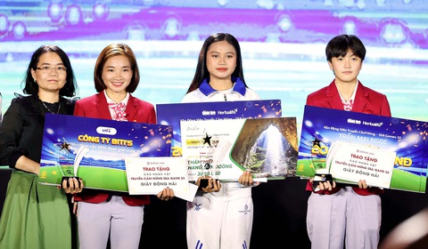 Ba VĐV Nguyễn Thị Oanh, Bou Samnang và Trần Mai Ngọc (thứ hai từ trái sang) nhận giải “Cảm hứng SEA Games 32” do báo Tuổi Trẻ tổ chức Ba VĐV Nguyễn Thị Oanh, Bou Samnang và Trần Mai Ngọc (thứ hai từ trái sang) nhận giải “Cảm hứng SEA Games 32” do báo Tuổi Trẻ tổ chức