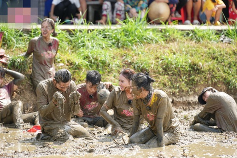 Ninh Dương Lan Ngọc làm thánh chơi dơ khiến Isaac khóc thét - Ảnh 1. Ninh Dương Lan Ngọc làm thánh chơi dơ khiến Isaac khóc thét - Ảnh 1.