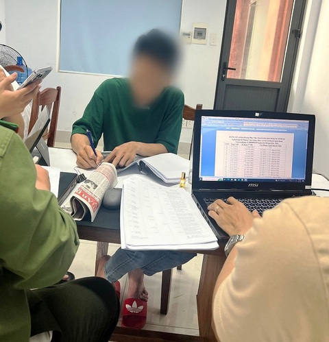 H.Đ.N. (30 tuổi, trú tỉnh Lào Cai) tại cơ quan công an - Ảnh: H.B. H.Đ.N. (30 tuổi, trú tỉnh Lào Cai) tại cơ quan công an - Ảnh: H.B.