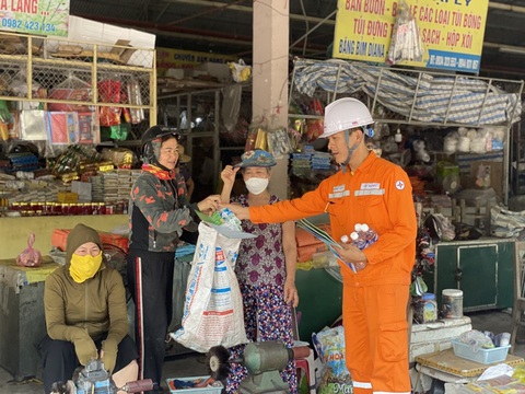 Điện lực miền Bắc nỗ lực cấp điện trong điều kiện thời tiết khó khăn - Ảnh 1. Nhân viên Điện lực Hà Tĩnh tuyên truyền tại các chợ, trung tâm, khu dân cư đông người