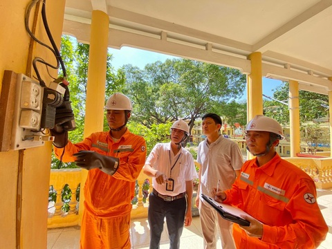 Điện lực miền Bắc nỗ lực cấp điện trong điều kiện thời tiết khó khăn - Ảnh 3. Điện lực miền Bắc nỗ lực cấp điện trong điều kiện thời tiết khó khăn - Ảnh 3.
