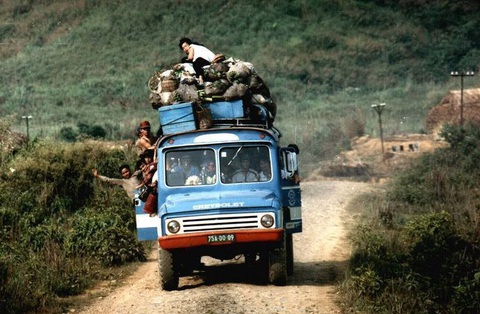 Hành khách đu bám, chồng chất trên xe là hình ảnh thường thấy sau năm 1975, kể cả những cung đường đèo núi nguy hiểm ở miền Trung Ảnh tư liệu Hành khách đu bám, chồng chất trên xe là hình ảnh thường thấy sau năm 1975, kể cả những cung đường đèo núi nguy hiểm ở miền Trung Ảnh tư liệu