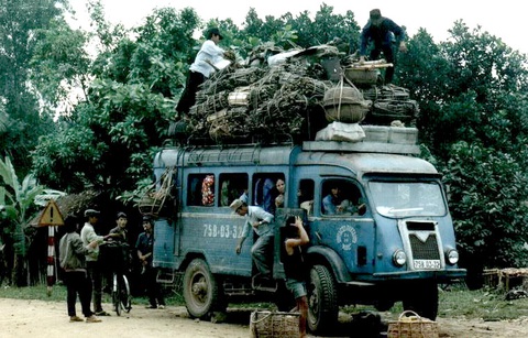Hơn 10 năm khó khó khăn sau 1975, rất nhiều chiếc xe cũ kỹ được cải tạo lại để chở khách Ảnh tư liệu Hơn 10 năm khó khó khăn sau 1975, rất nhiều chiếc xe cũ kỹ được cải tạo lại để chở khách Ảnh tư liệu