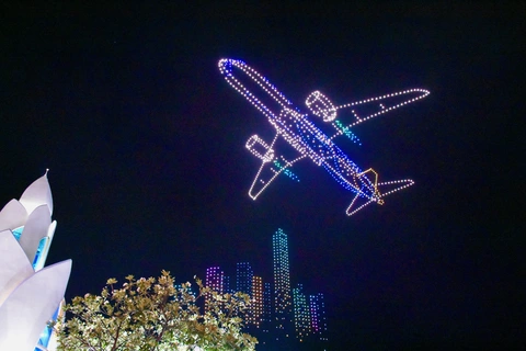 Hơn 1.600 drone light vẽ tranh trên bầu trời Nha Trang - Ảnh 1. Hơn 1.600 drone light vẽ tranh trên bầu trời Nha Trang - Ảnh 1.